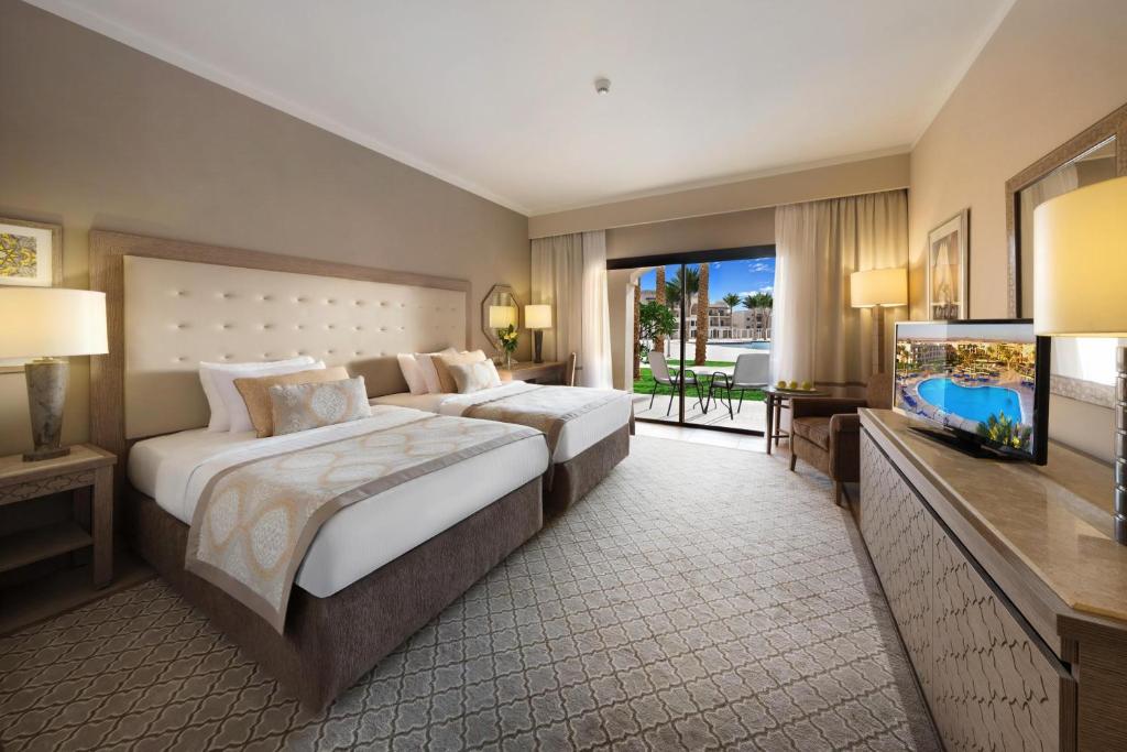 SUPERIOR POOL VIEW ROOM
