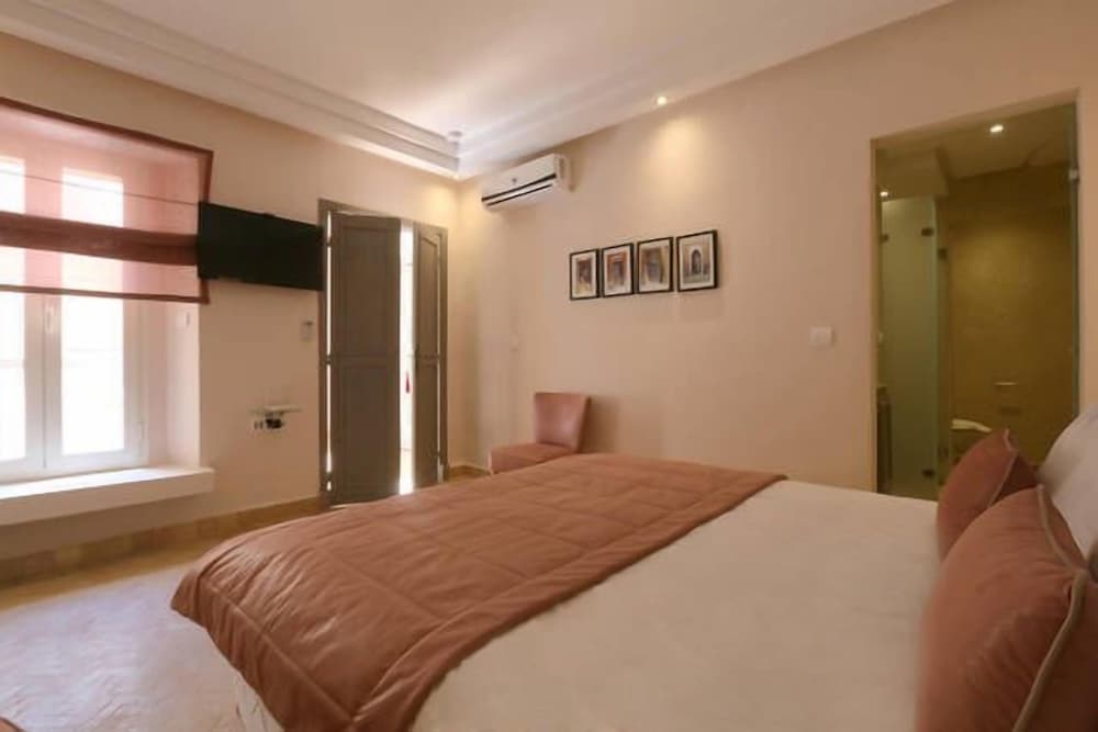 DELUXE, QUEEN BED