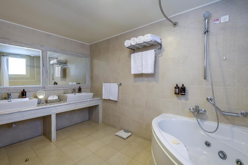 Natura Park Village Hotel & Spa 56/58