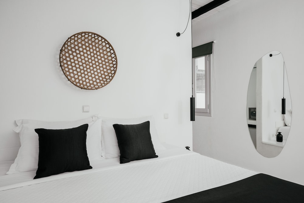 Mr Mrs White Paros 74/76