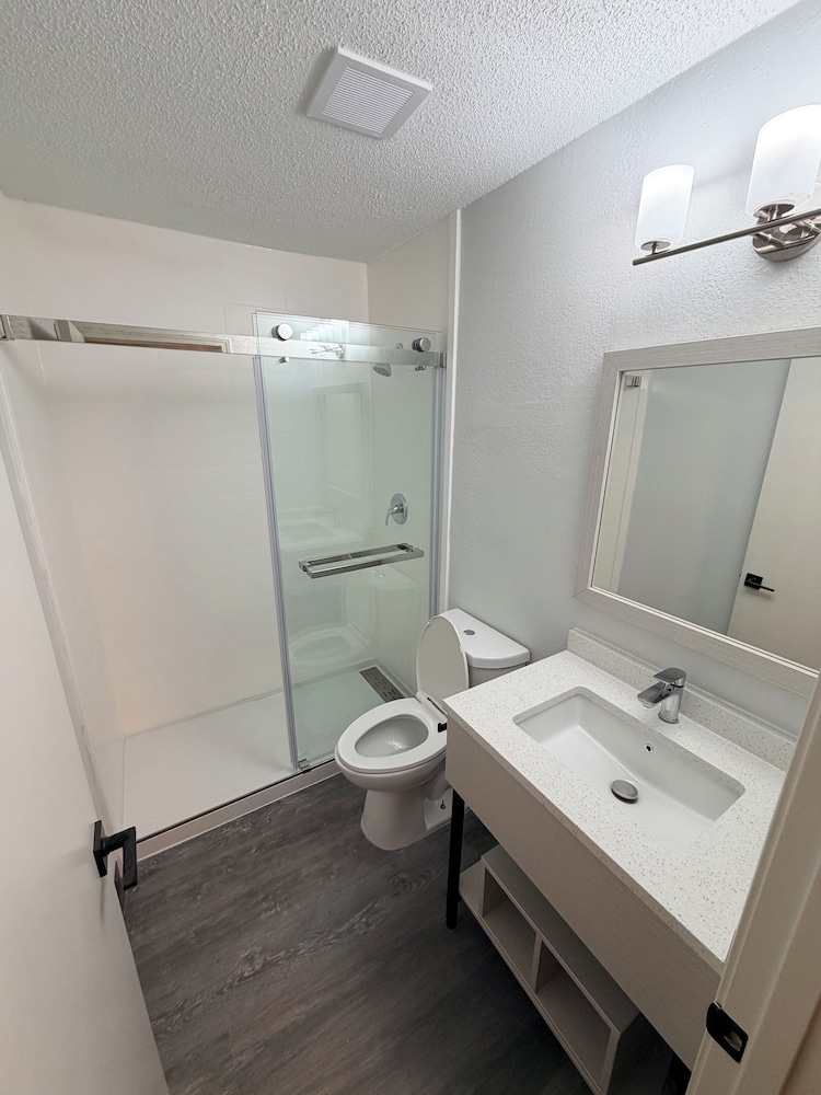 Efficiency, Queen Bed, Accessible