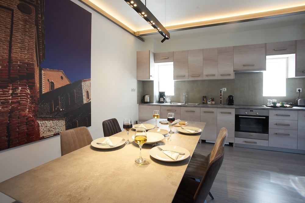 Athenian Residences 42/50