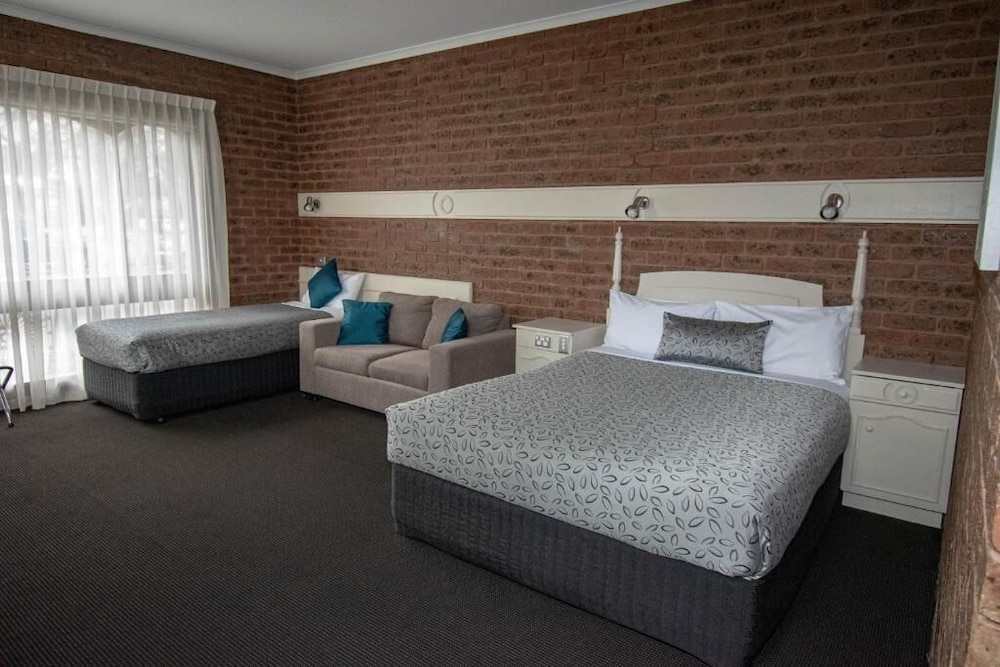 Standard, Single, 1 Queen and 1 Single Bed, Queen Bed, Sofa, Kitchenette