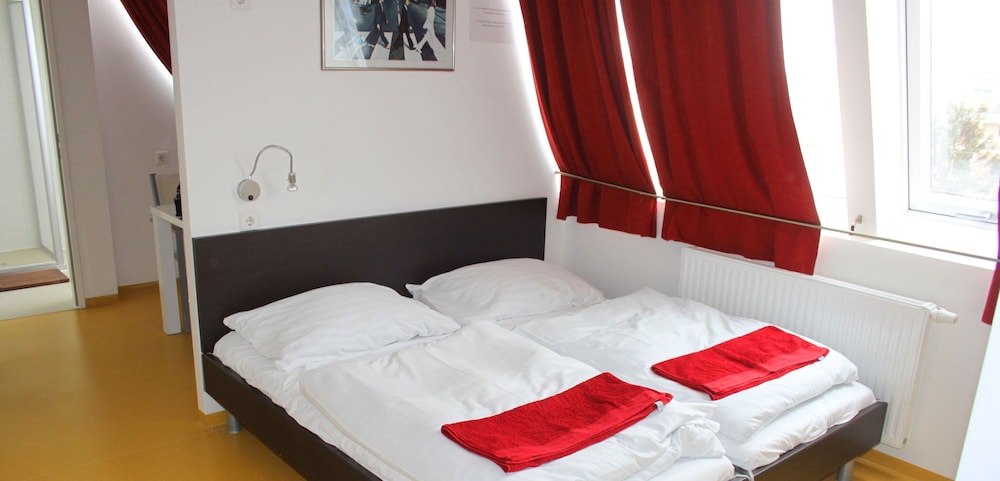 A T Holiday Hostel Wien 19/77