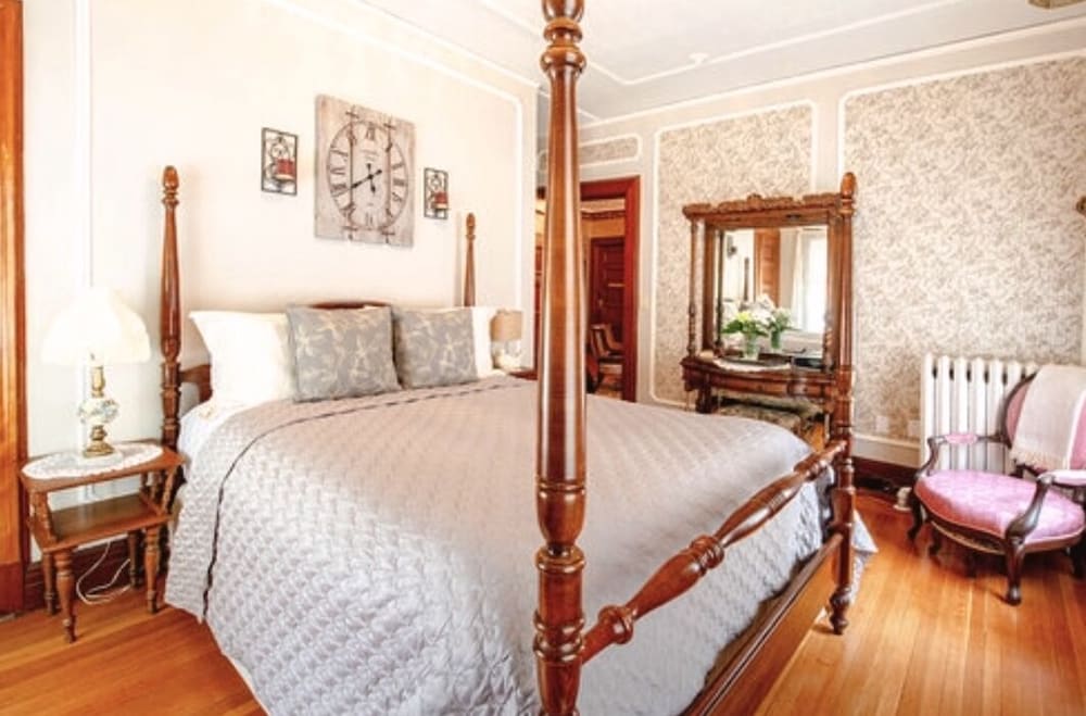 Mathis House, A Victorian Bed & Breakfast and Tea Room at 600 Main 9/50