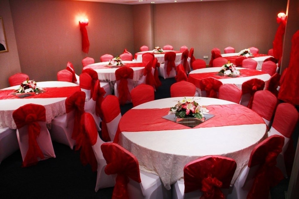 Adanava Hotel 40/50