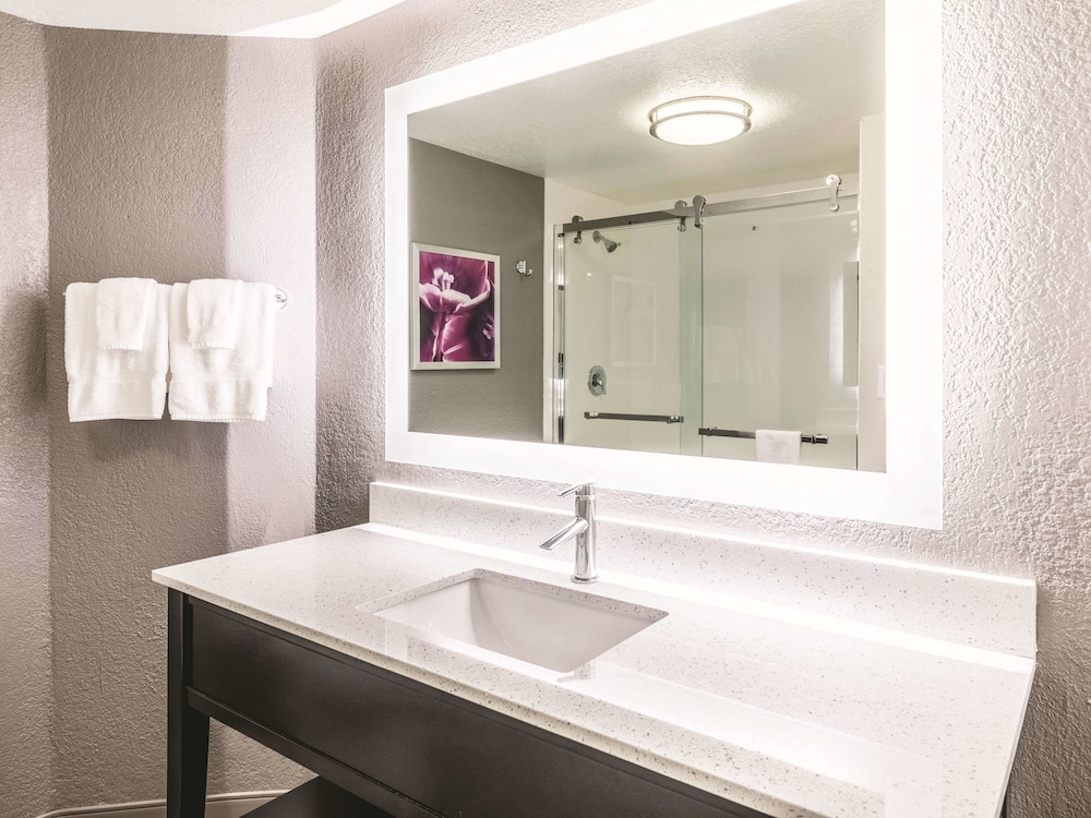 La Quinta Inn & Suites by Wyndham Austin Airport 9/46