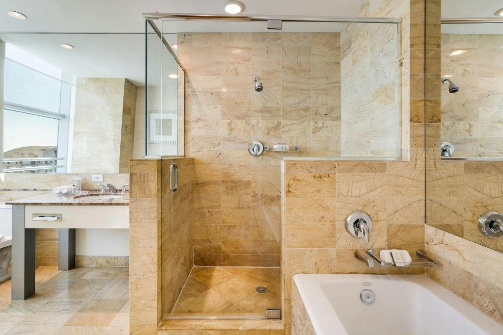 Guest Room, Deluxe, 2 Double Beds, Bay View، Hotel AKA Brickell 2/3