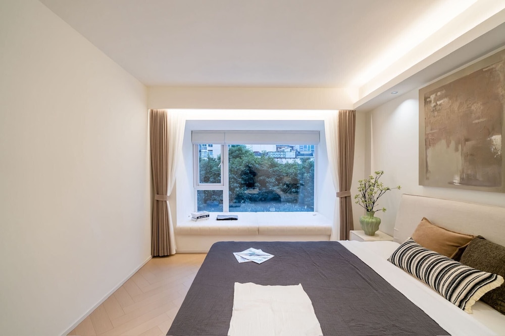 2 Bedrooms, Senior, Apartment, 1 Queen and 1 Double Bed، Book and Bed-People's Square 4/8