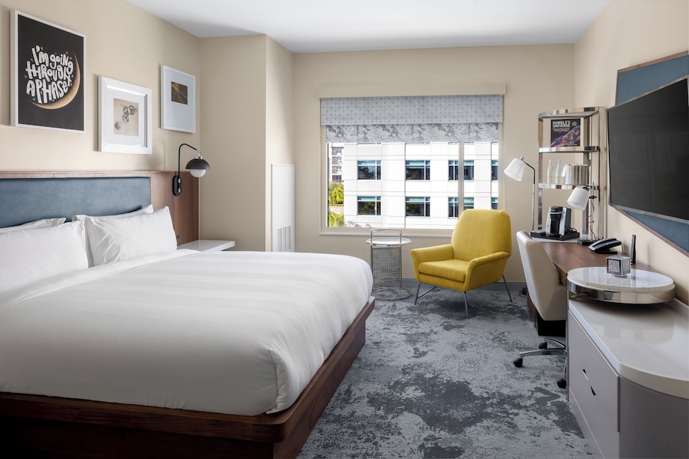 JUNIOR SUITE, KING BED, SOFA
