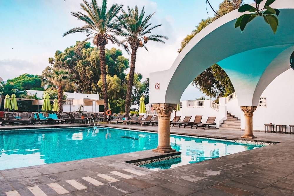 THE ORANGERS BEACH RESORT AND BUNGALOWS 40/43