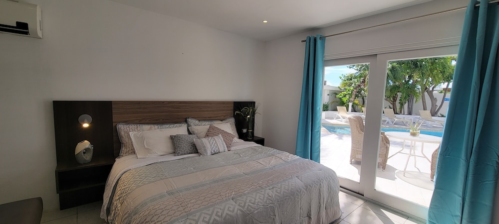 Superior, Villa, 2 Queen and Twin Beds, Pool View, Patio