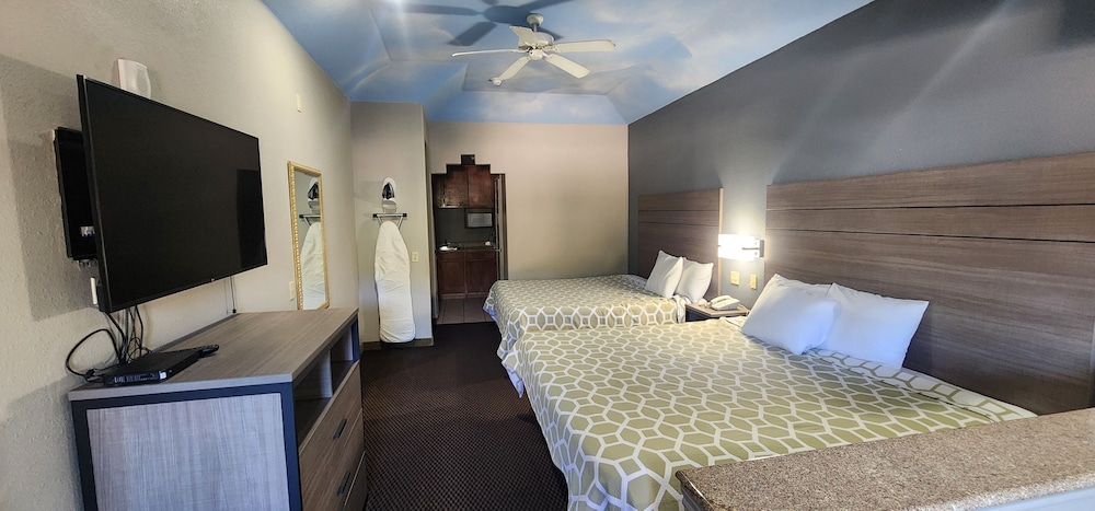 Room, 2 King Beds, Kitchenette, Accessible 5/10