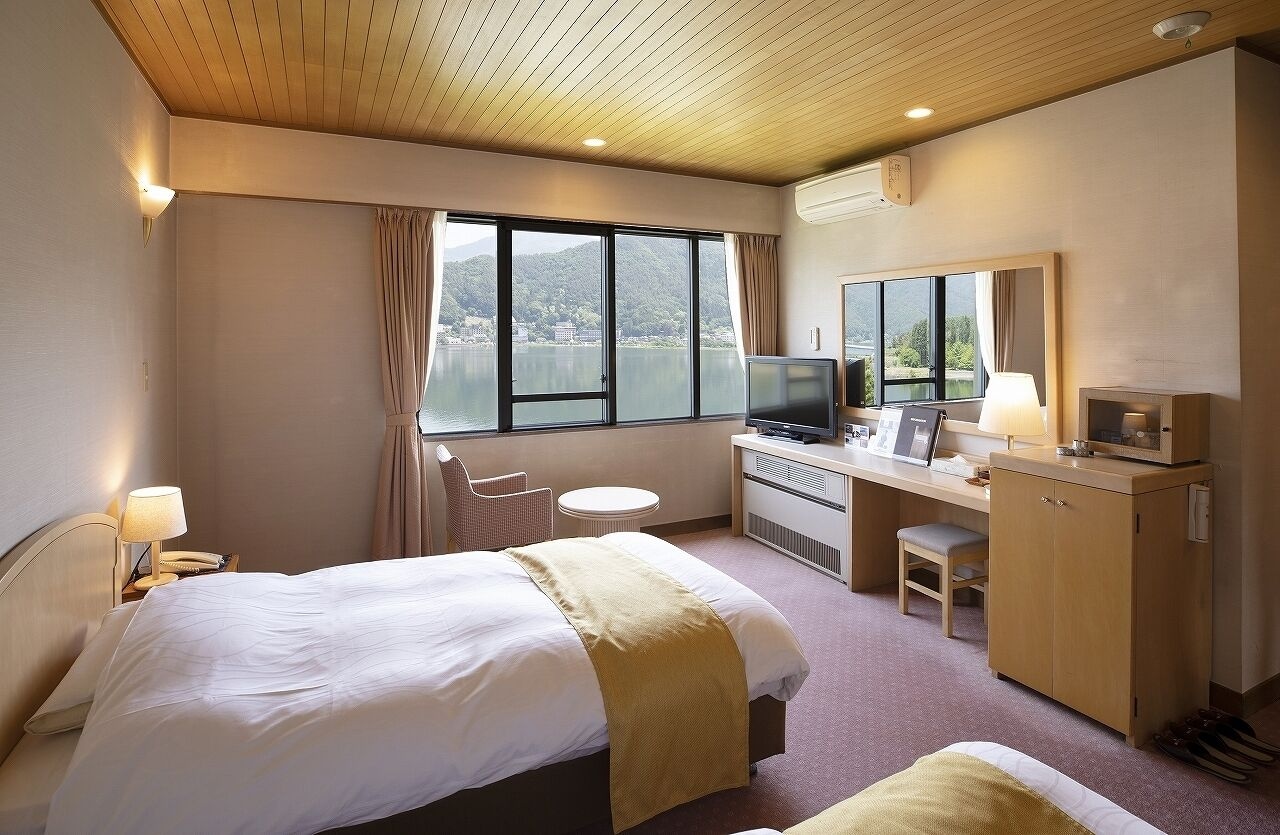 Room, Twin Beds, Lake View, West Wing