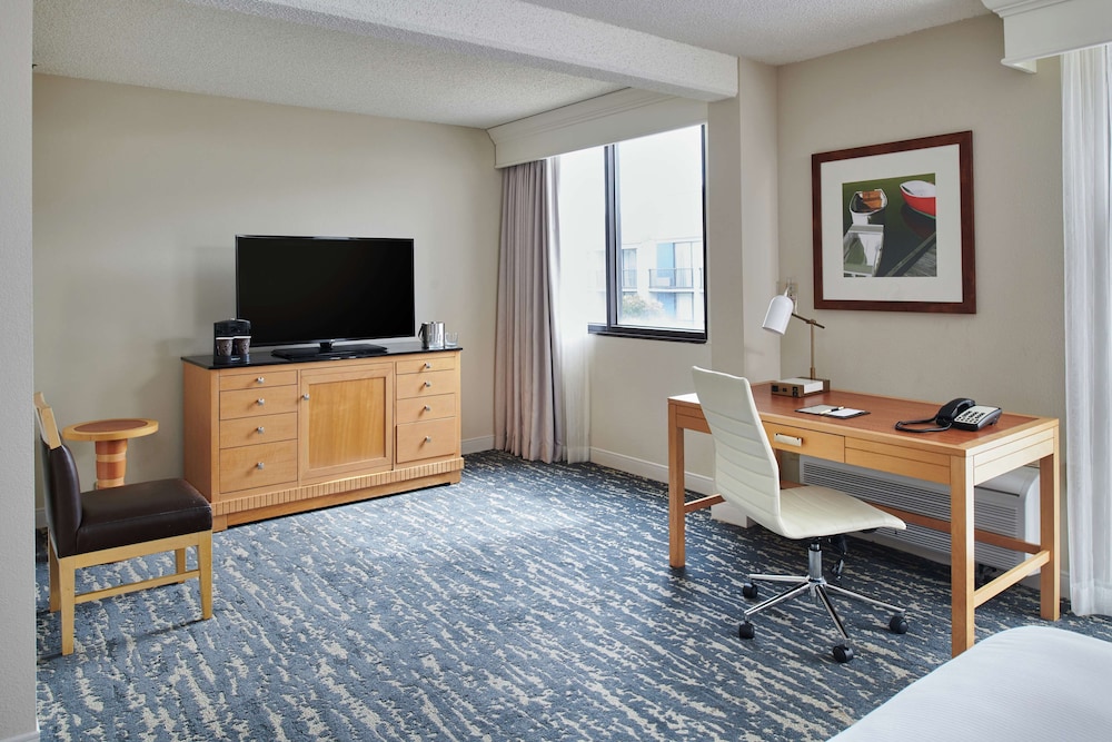 DoubleTree by Hilton Hotel Berkeley Marina 46/83