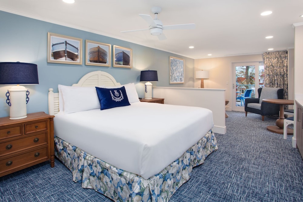 Deluxe, King Bed, Water View, Balcony