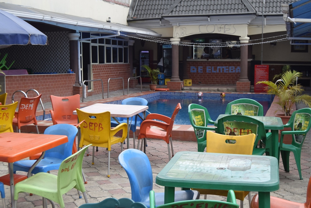 De'elites Pool Bar & Inn 20/30
