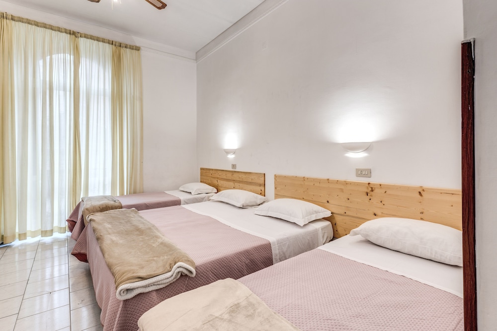 1 BEDROOM, QUADRUPLE