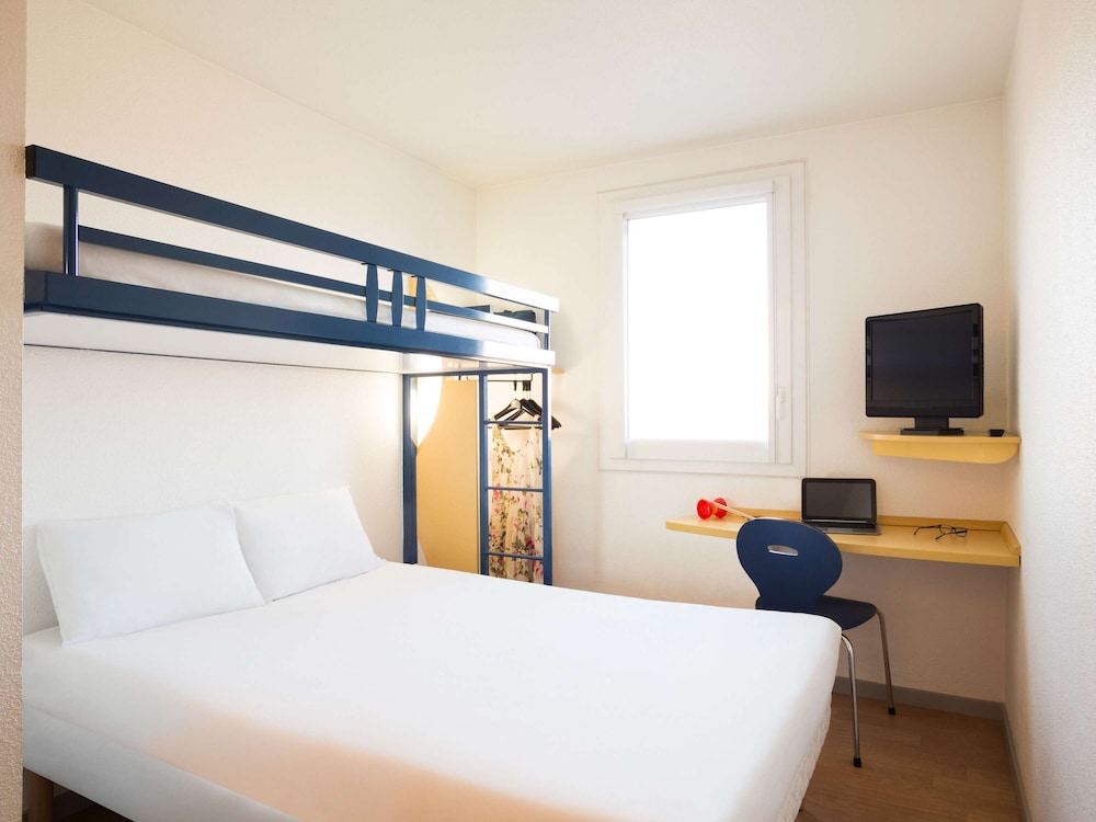 ROOM, TRIPLE, MULTIPLE BEDS