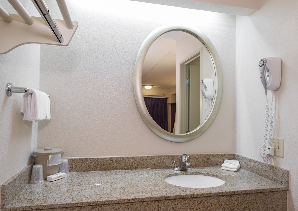Red Roof Inn Hickory 23/34