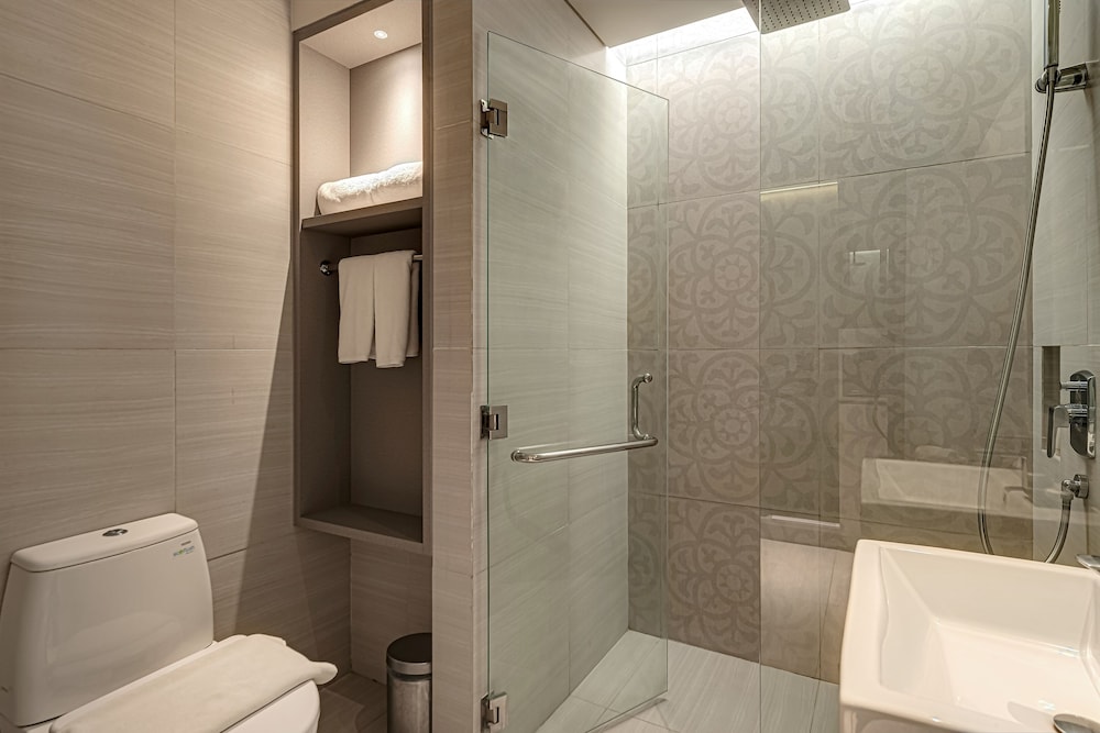 Whiz Luxe Hotel Spazio Surabaya 28/29