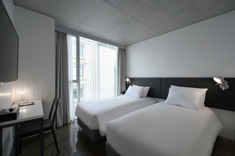 ROOM, TWIN BEDS