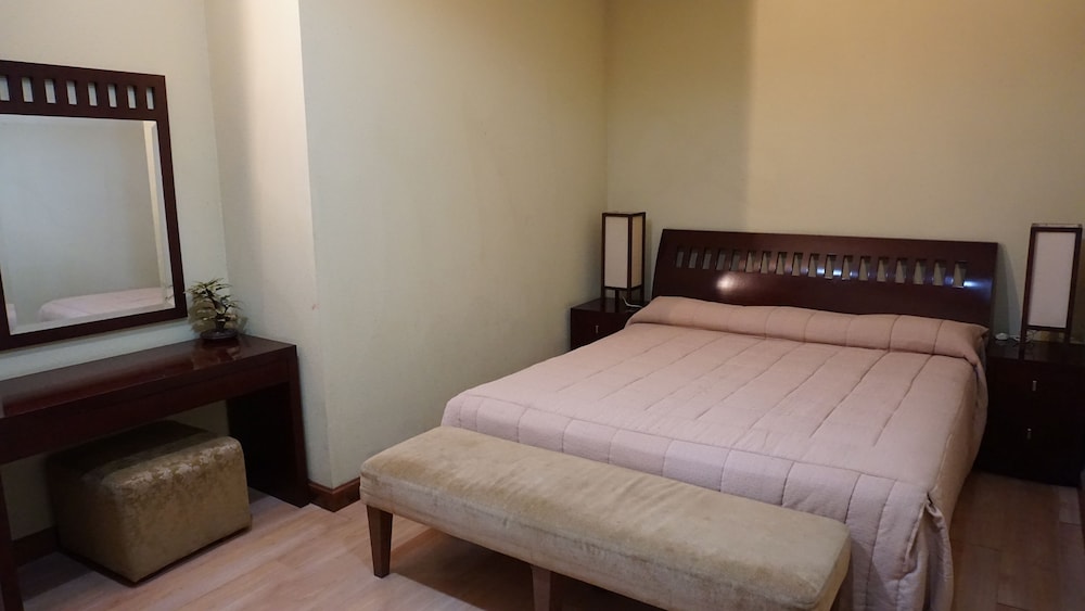 1 BEDROOM, SUITE