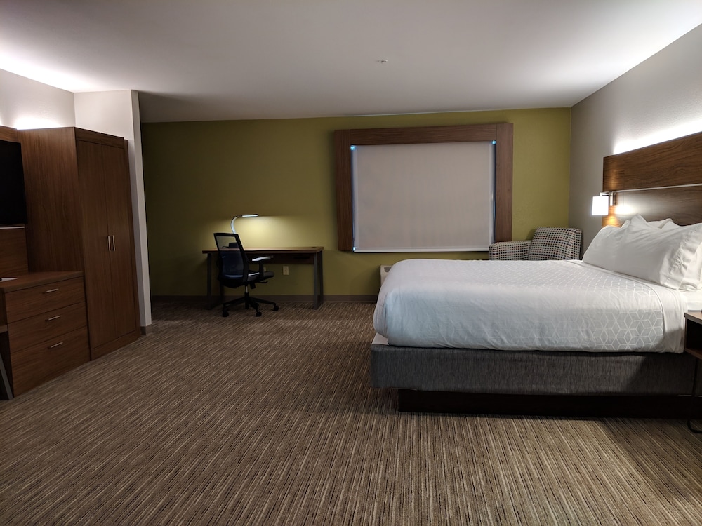 Holiday Inn Express & Suites Claypool Hill (Richlands Area) 12/63