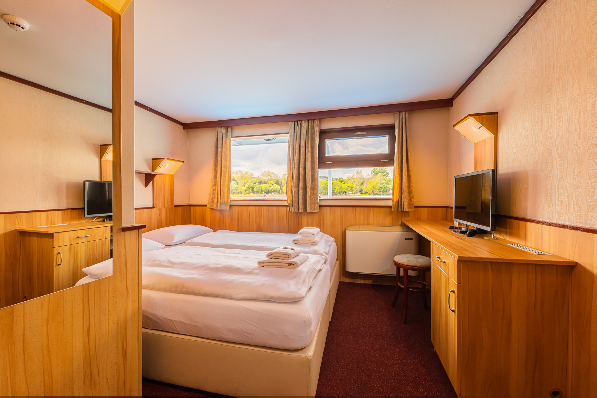 Boat, Cabin, Double or Twin Bed, City View