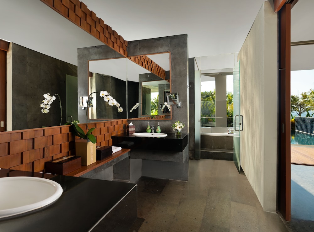 Pool, Suite, King Bed