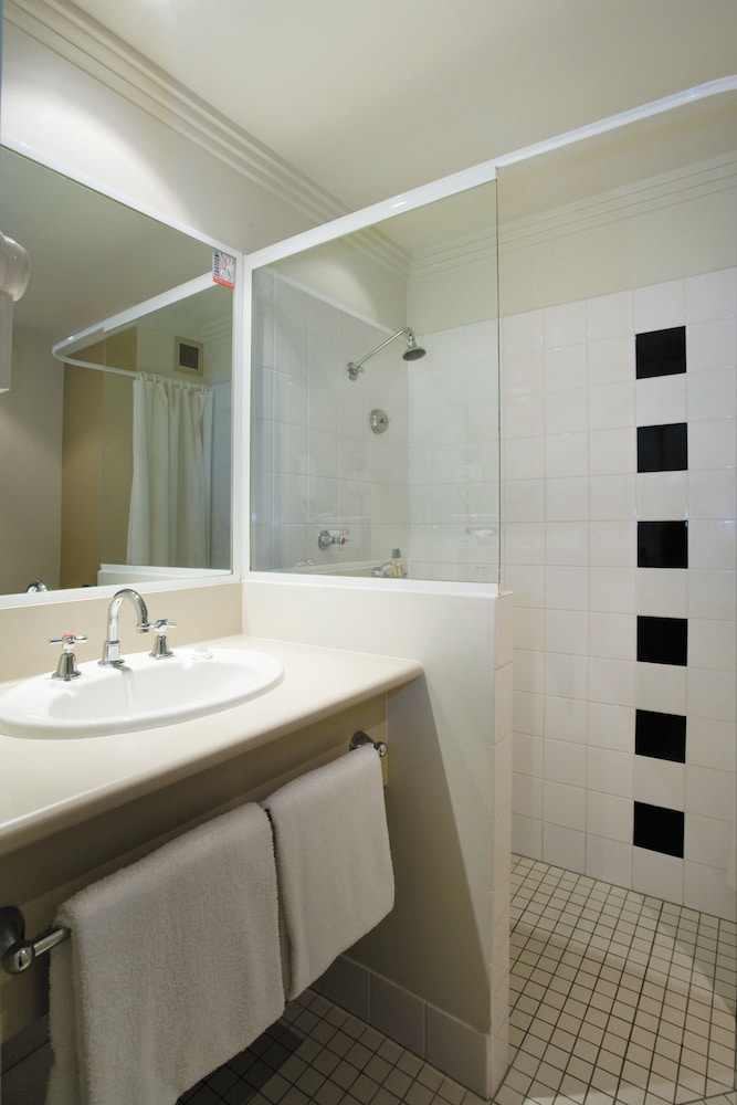 Mercure Brisbane Garden City 33/67