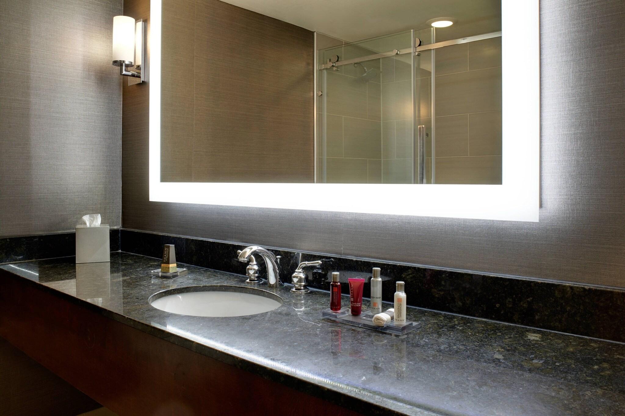 غرفة بسرير كينج لذوي الإعاقة، Marriott East Lansing At University Place 4/5