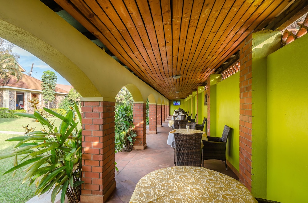 Victoria Travel Hotel 46/50