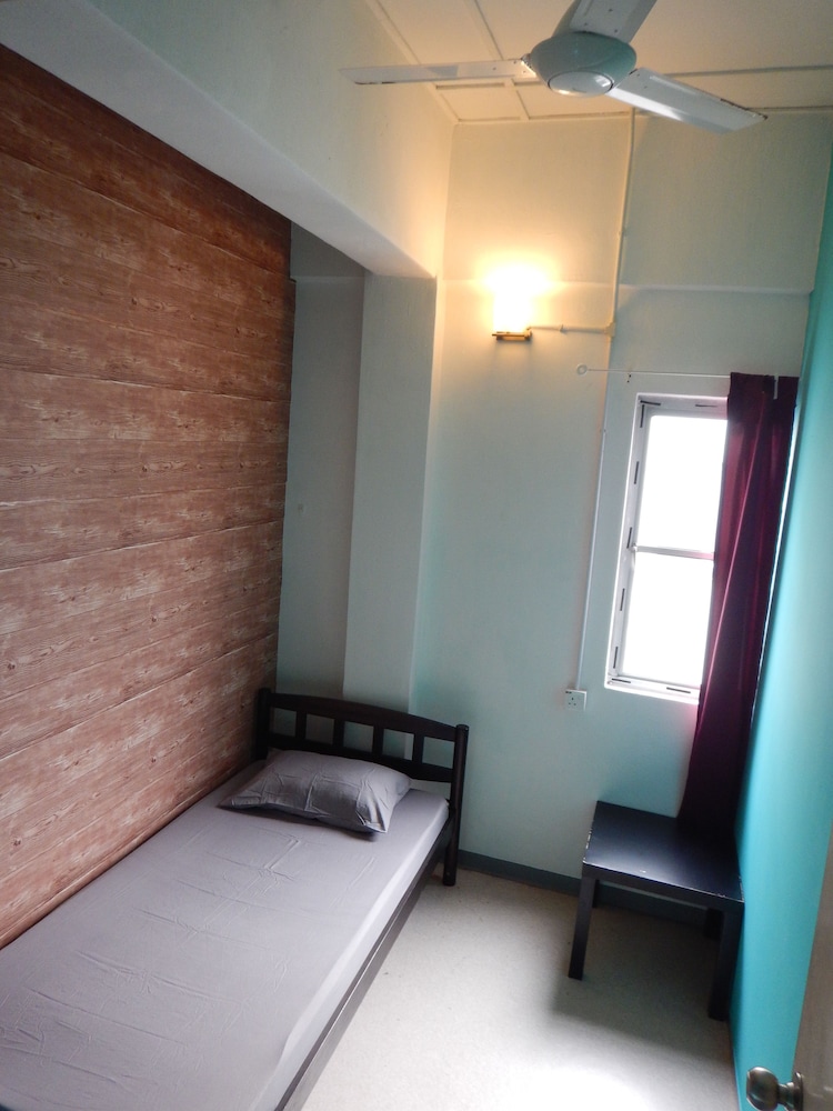 ROOM, SINGLE, SHARED BATHROOM, WITH FAN