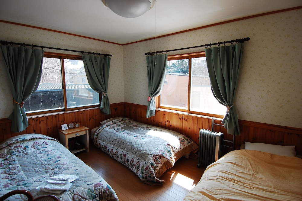 ROOM, TWIN BEDS, WITH EXTRA BED, SHARED BATHROOM