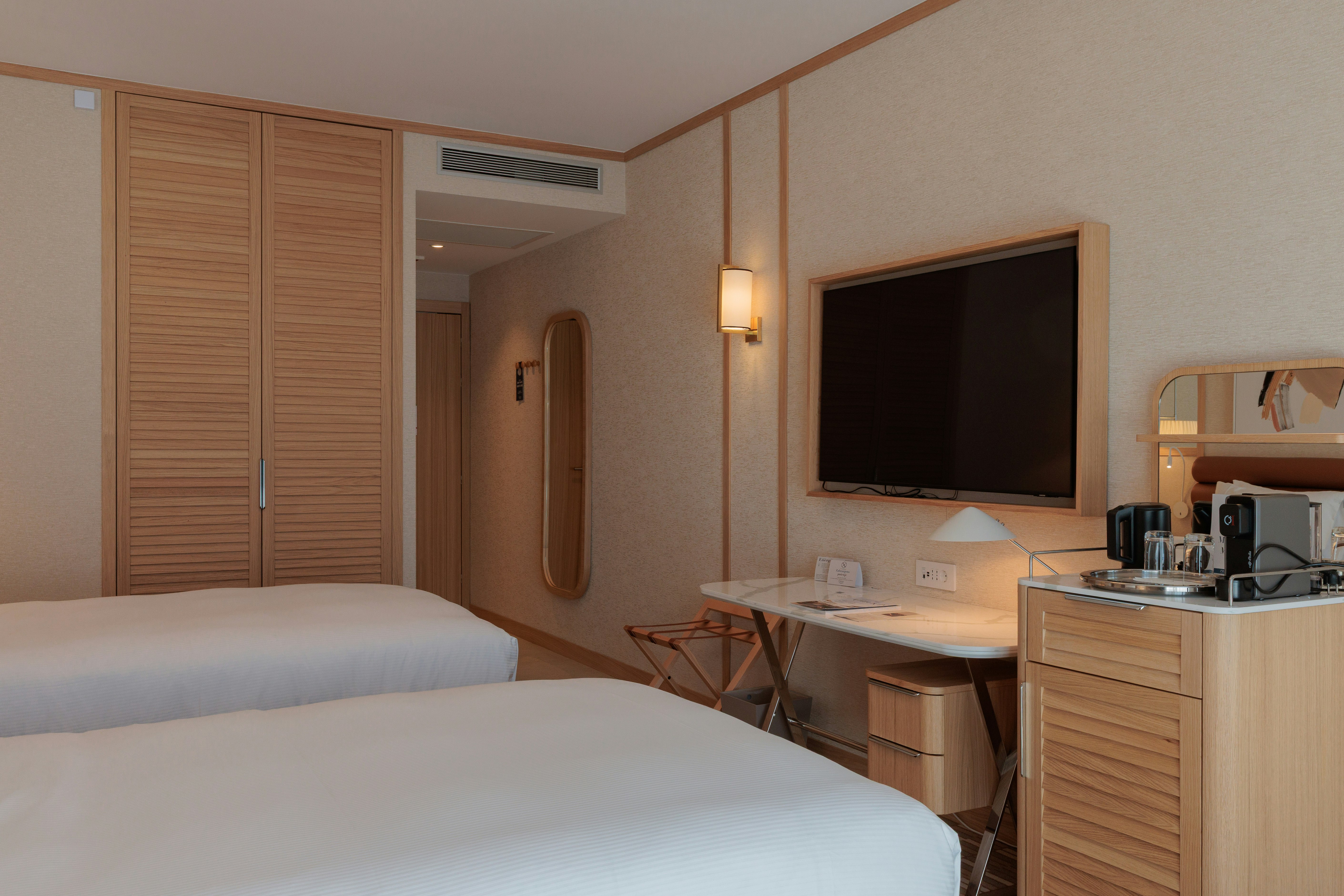 GUEST ROOM, TWIN BEDS