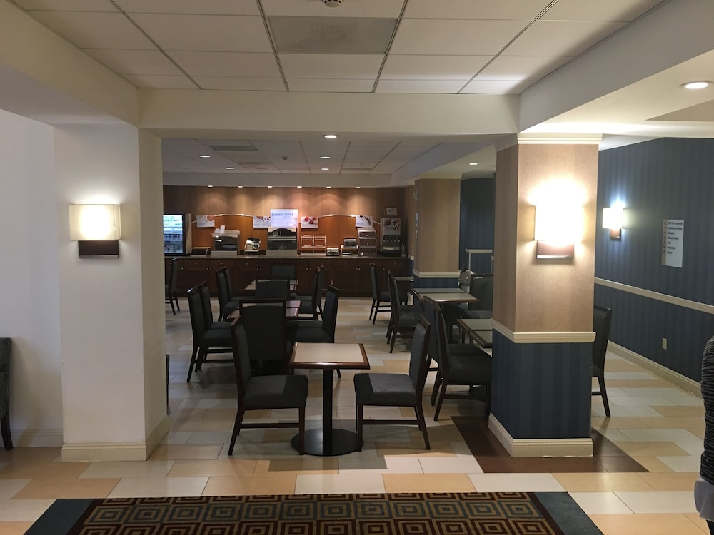 Holiday Inn Express Hotel Suites Santa Cruz 60/72