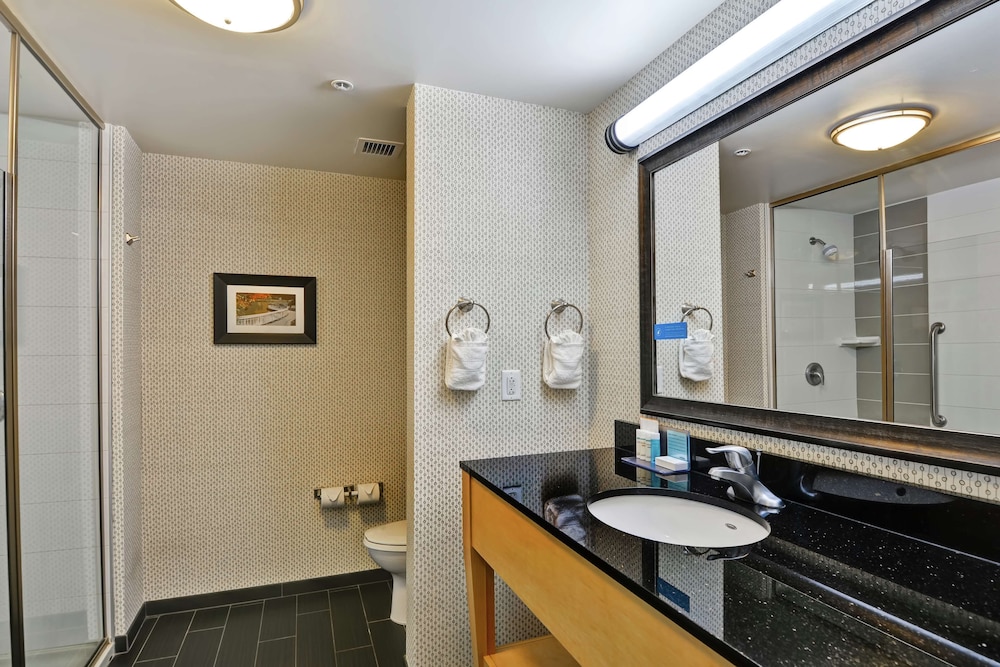 Hampton Inn And Suites Raleigh Crabtree Valley Nc 33/55