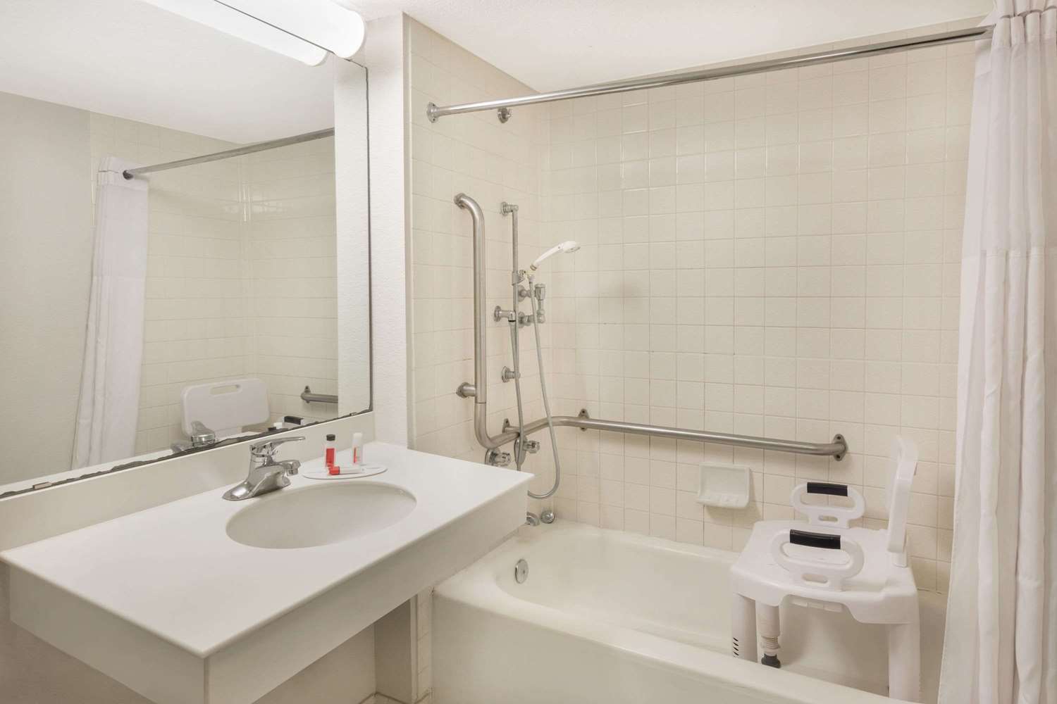 Motel6 Huntsville, AL - University Dr 24/26