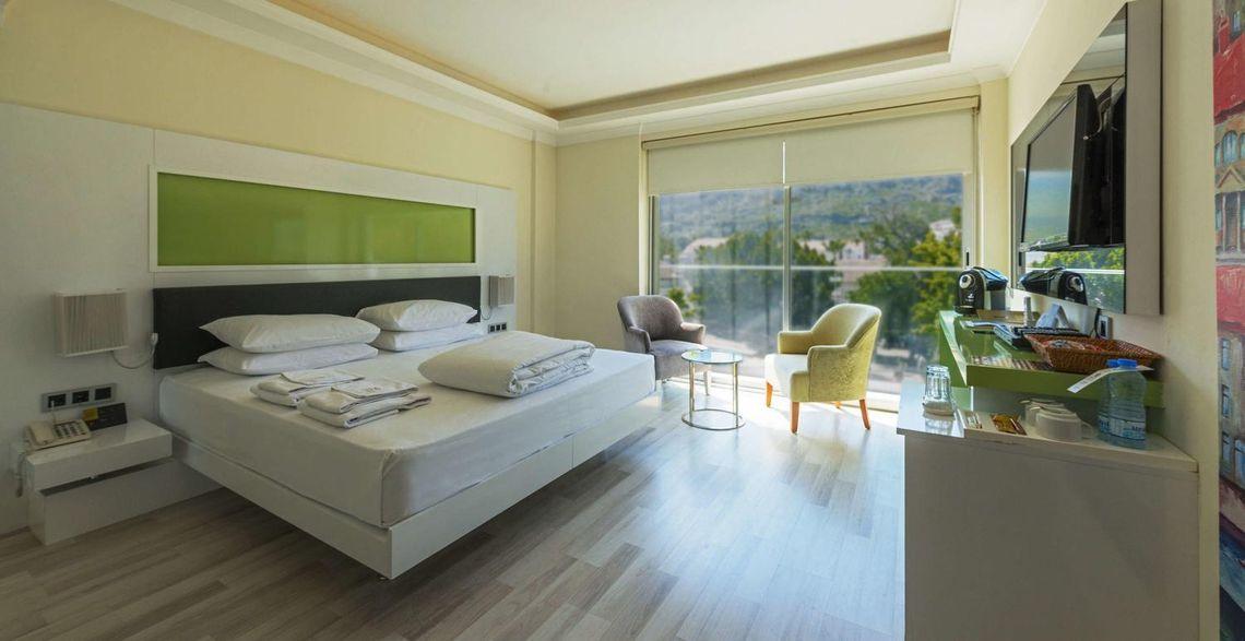 Room, Land View