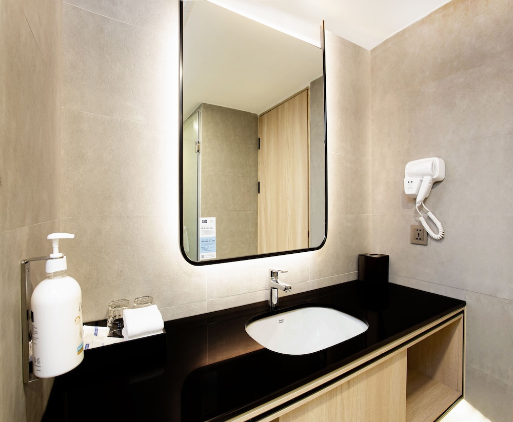 Room, Queen Bed, Kitchenette, Holiday Inn Express & Suites Bangkok Central Pier 6/8
