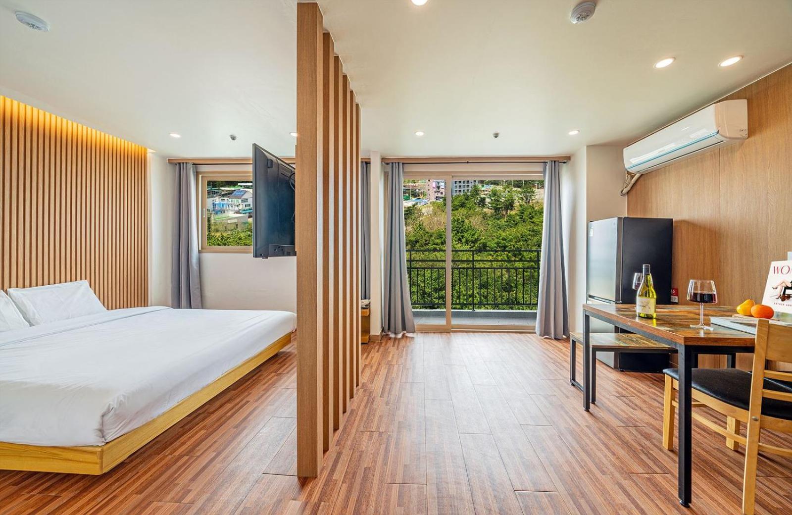 Condo, Superior, Forest View