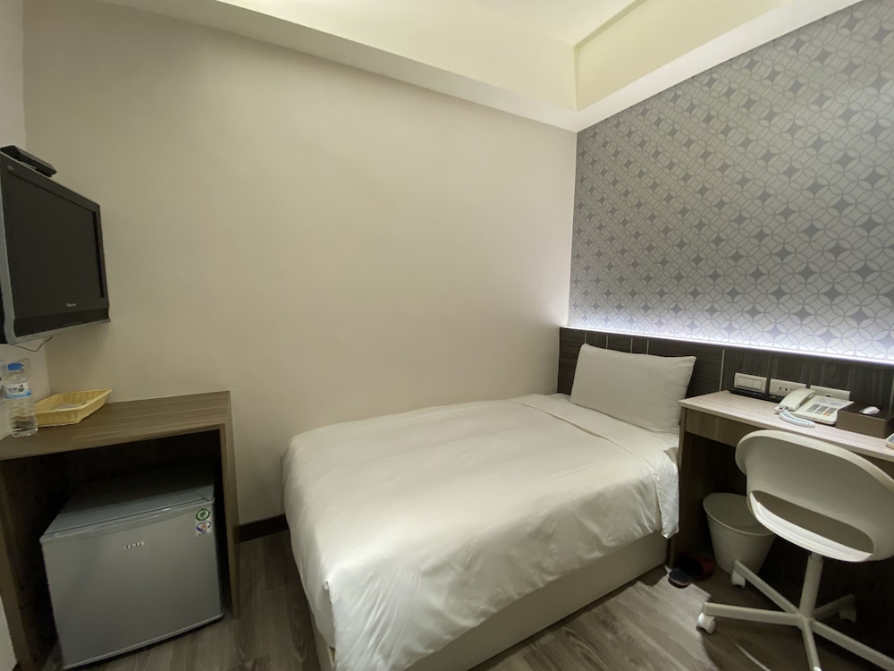 Chair Man Hotel 16/56