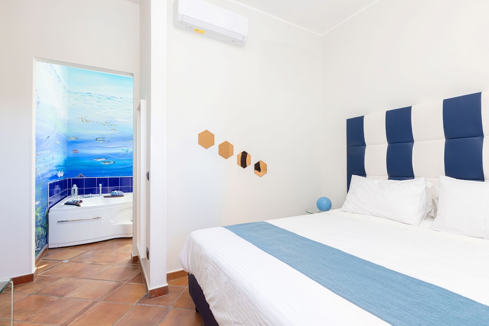 JUNIOR SUITE, DOUBLE BED, SOFA, JETTED TUB