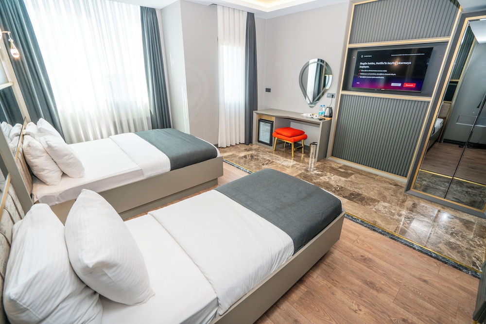 216 Ruby Suite 9/43
