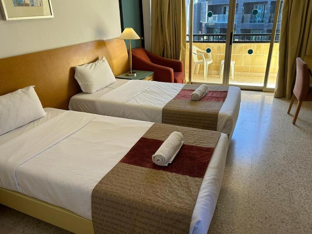 ROOM, TWIN BEDS