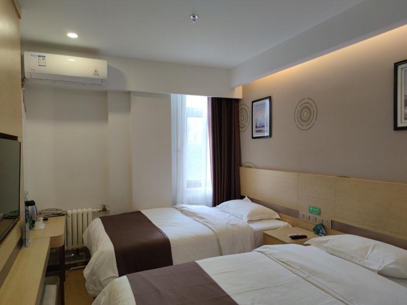 ROOM, TWIN BEDS, NO WINDOW