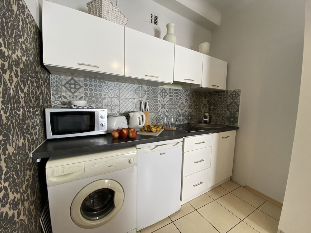 P&J Apartments 9/50