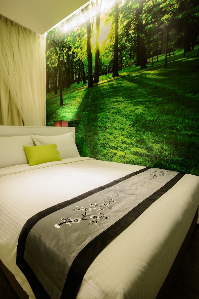 J8 Hotel 44/65