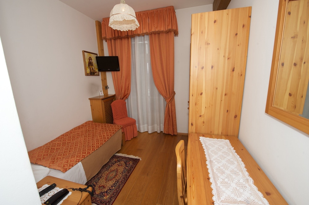 Montana Hotel 24/69